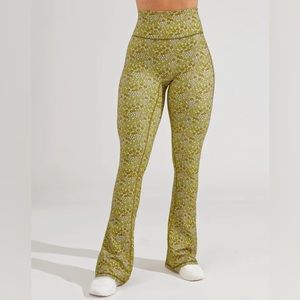 BuffBunny Foxy Flare Legging Green Petal Print XXL